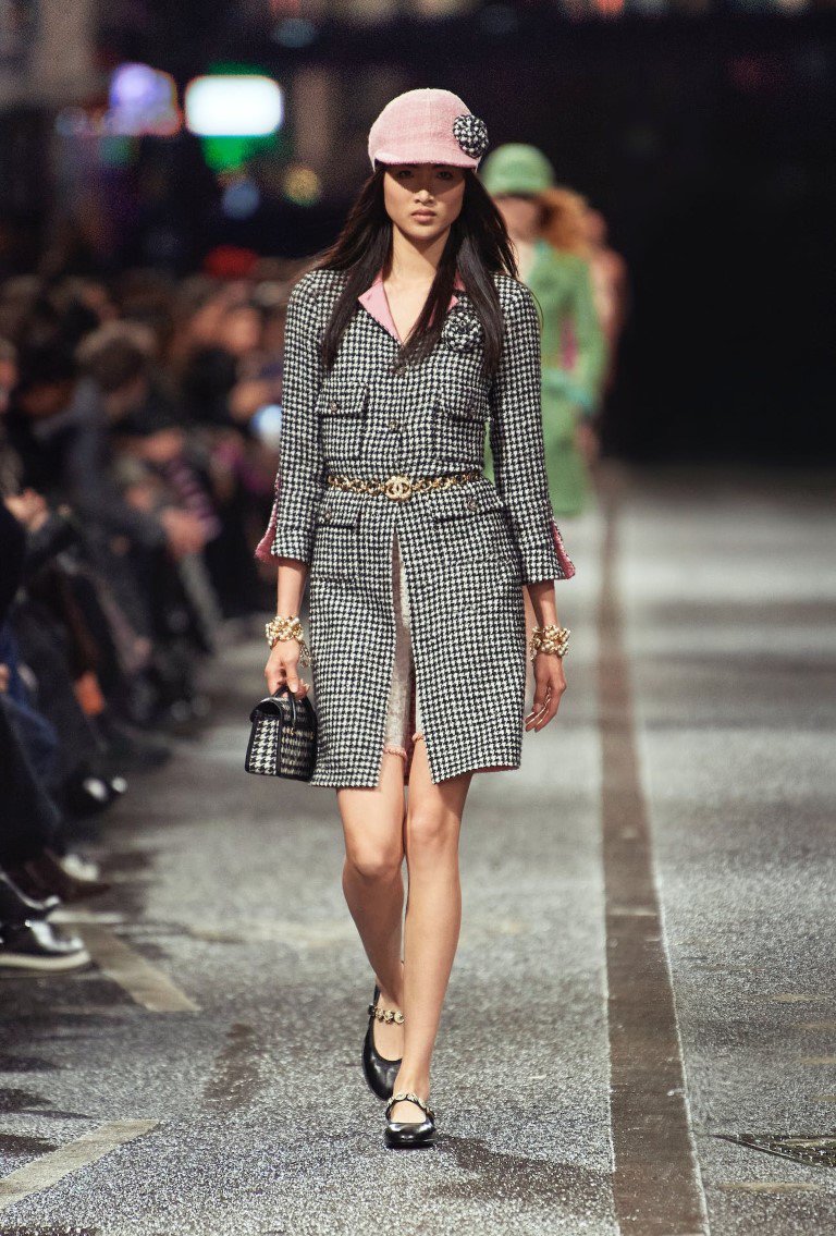Chanel thắp sáng Manchester với vải Tweed và âm nhạc trong Métiers d'Art - 8