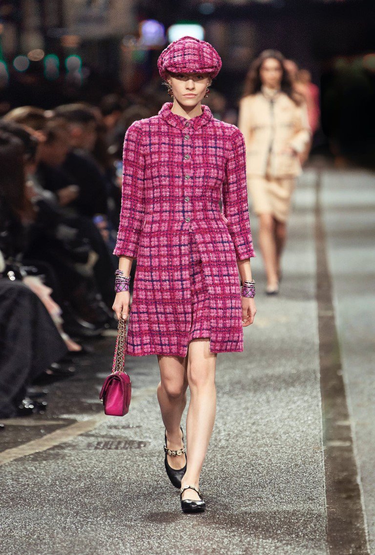 Chanel thắp sáng Manchester với vải Tweed và âm nhạc trong Métiers d'Art - 6