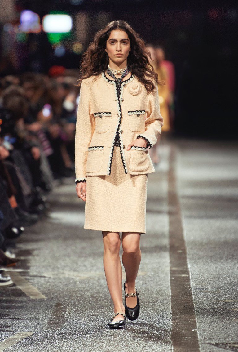 Chanel thắp sáng Manchester với vải Tweed và âm nhạc trong Métiers d'Art - 5