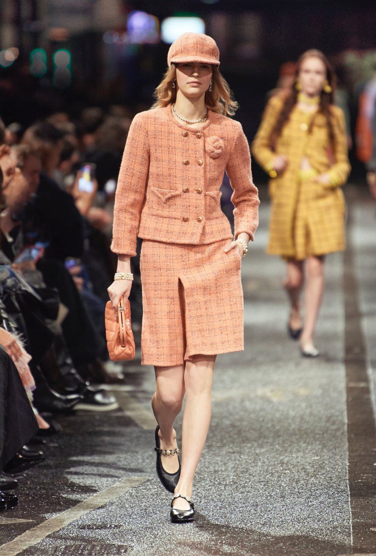 Chanel thắp sáng Manchester với vải Tweed và âm nhạc trong Métiers d'Art - 4
