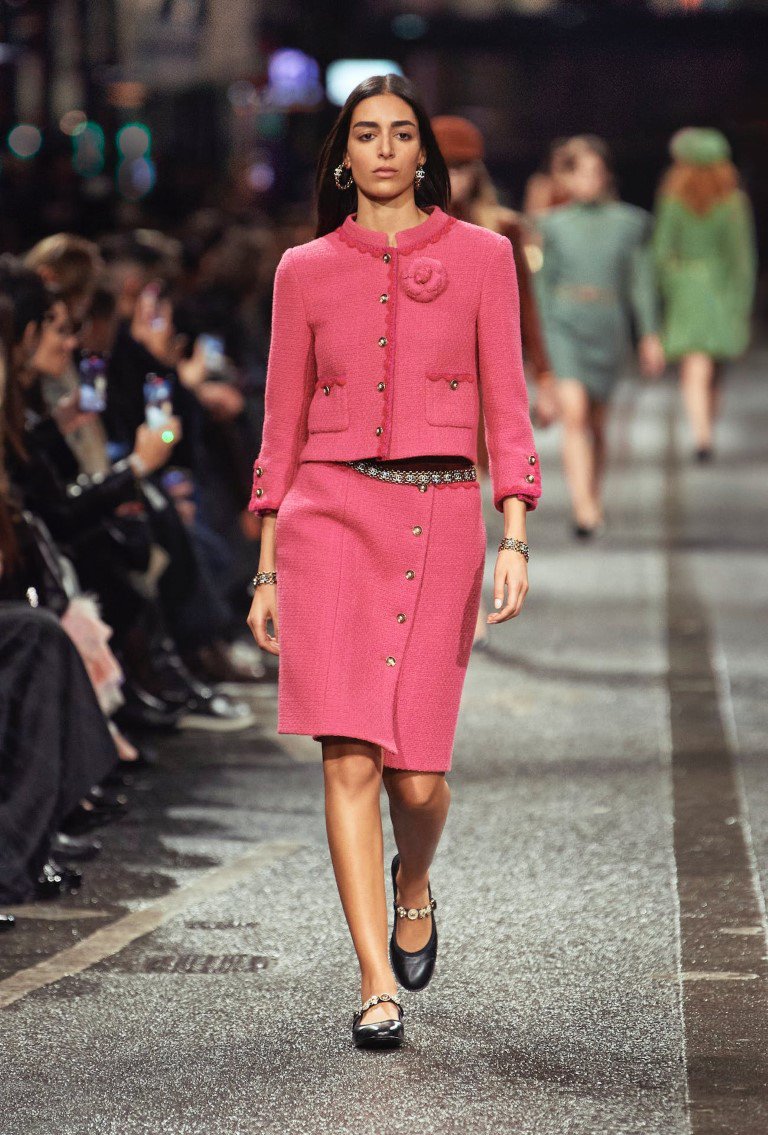 Chanel thắp sáng Manchester với vải Tweed và âm nhạc trong Métiers d'Art - 2