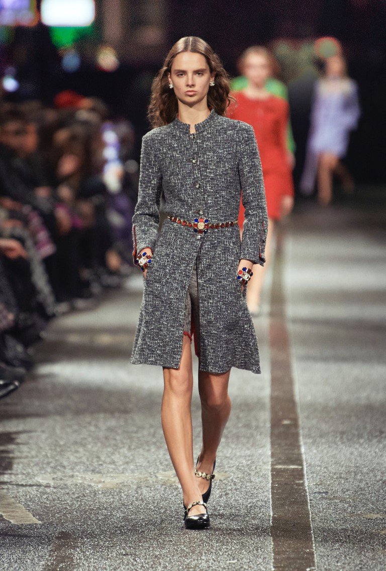 Chanel thắp sáng Manchester với vải Tweed và âm nhạc trong Métiers d'Art - 14