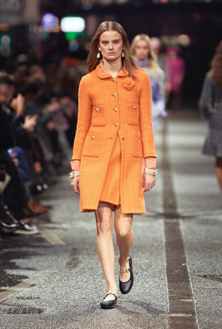 Chanel thắp sáng Manchester với vải Tweed và âm nhạc trong Métiers d'Art - 11