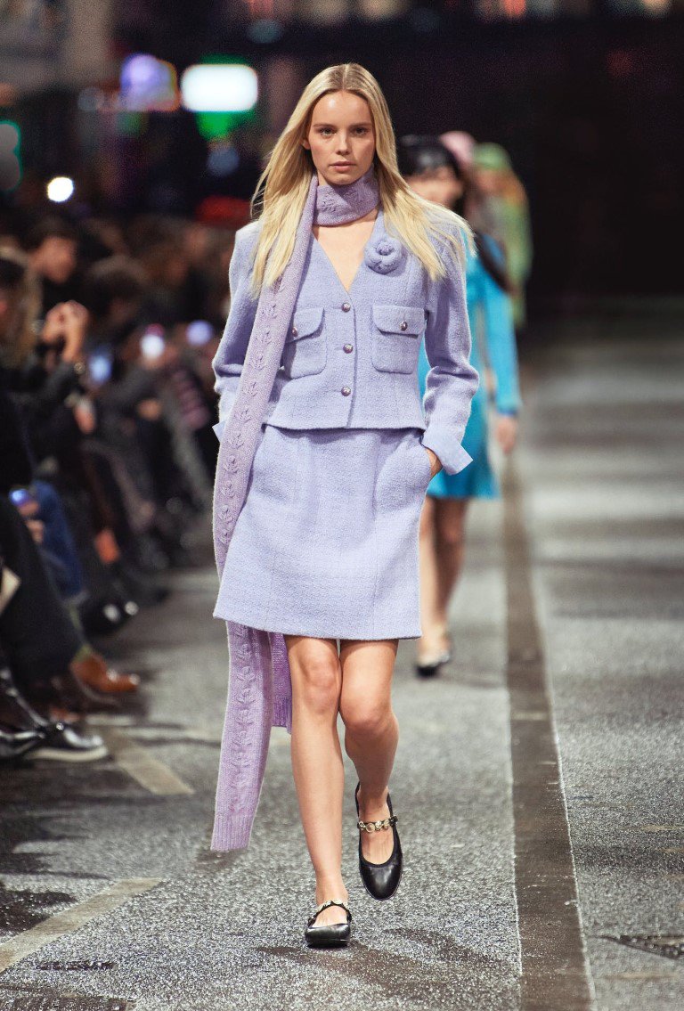 Chanel thắp sáng Manchester với vải Tweed và âm nhạc trong Métiers d'Art - 10