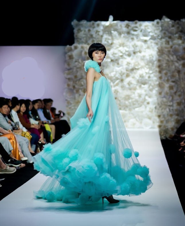 Hoa hậu "nghìn năm có một" cải thiện kỹ năng catwalk - 5