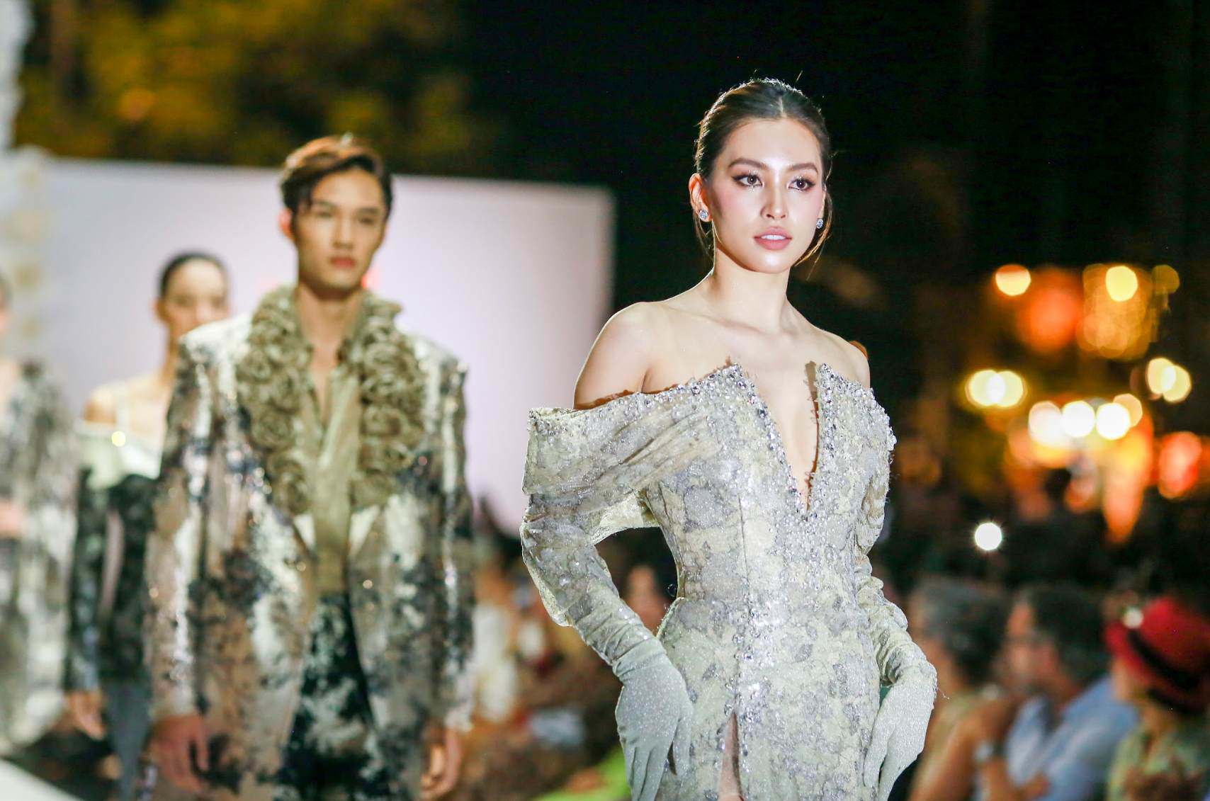 Hoa hậu "nghìn năm có một" cải thiện kỹ năng catwalk - 4