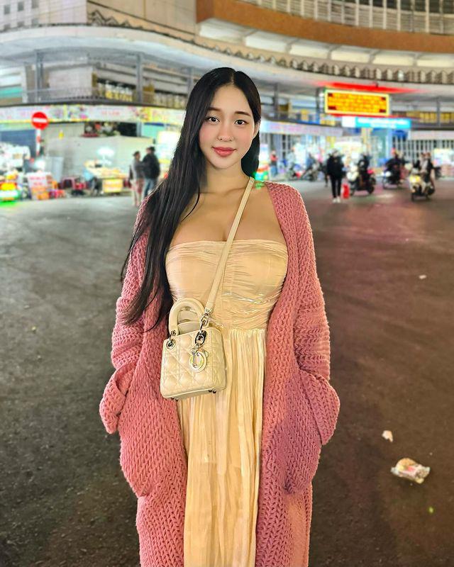 Cô gái có vẻ đẹp "thần tiên tỷ tỷ" nổi bật với váy tôn vòng 1 đi chơi chợ đêm Đà Lạt - 2