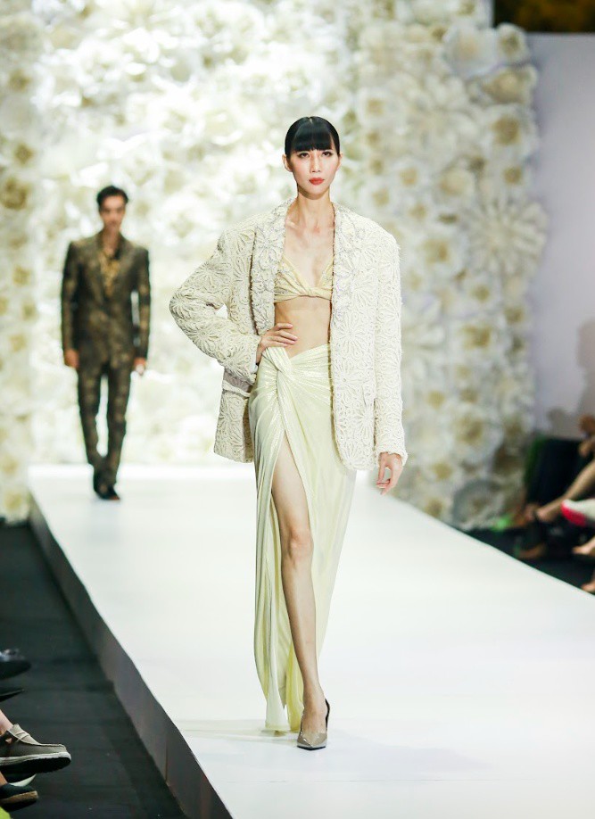 Hoa hậu "nghìn năm có một" cải thiện kỹ năng catwalk - 7