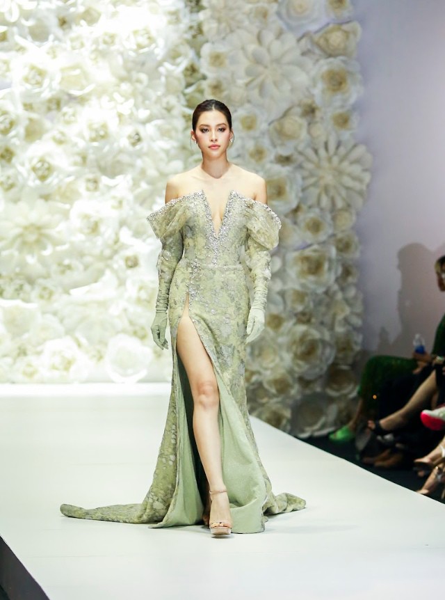 Hoa hậu "nghìn năm có một" cải thiện kỹ năng catwalk - 1