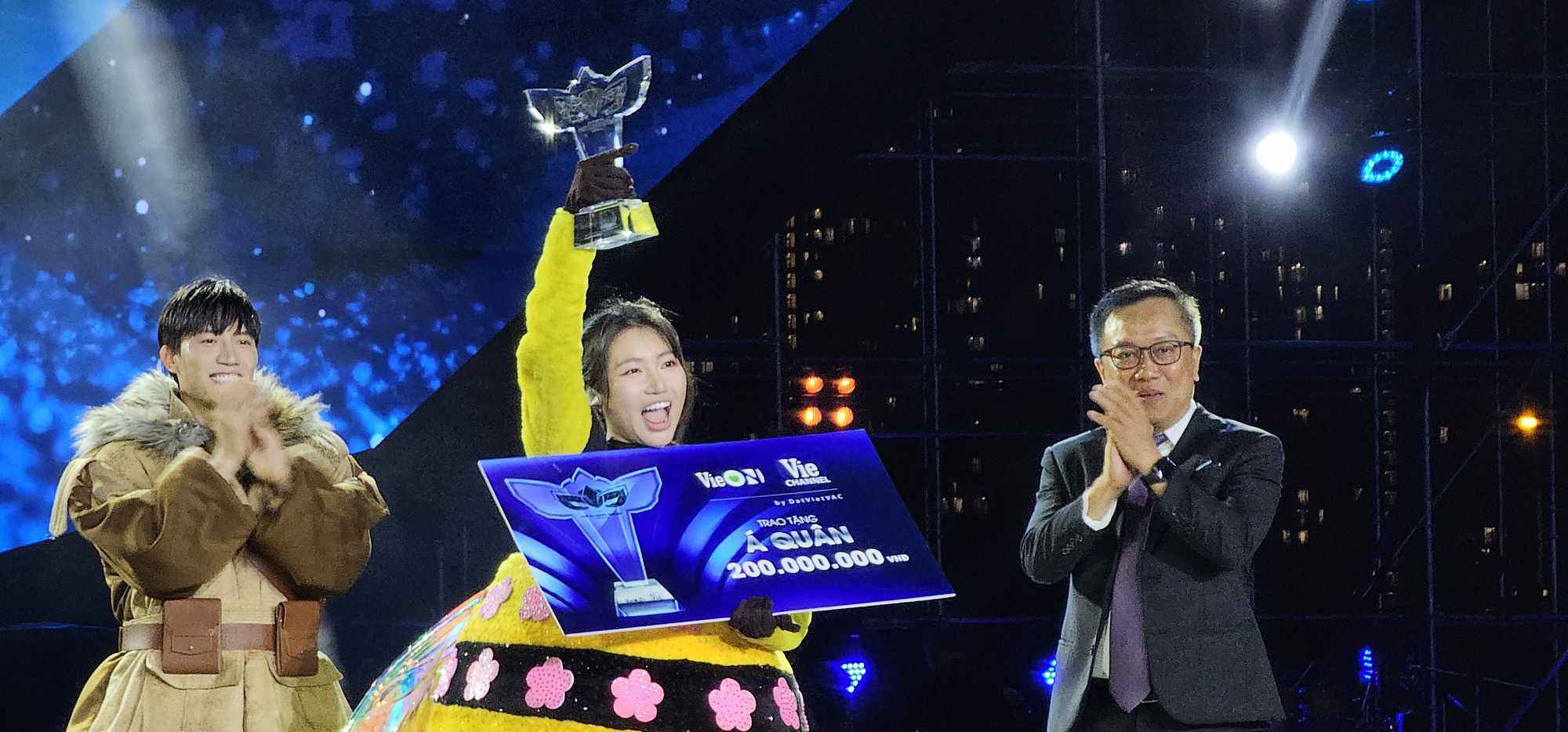 "Voi Bản Đôn" Anh Tú giành ngôi vị Quán quân Ca Sĩ Mặt Nạ 2023 - 14