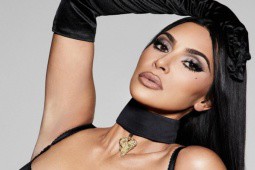 Kim Kardashian tạo dáng quyến rũ, kết hợp thương hiệu cá nhân với nhãn kim hoàn xa xỉ