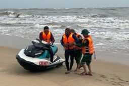Dùng mô tô nước ứng cứu 3 ngư dân gặp nạn trên biển